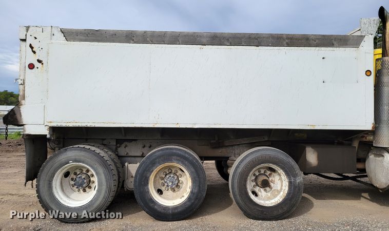 image for item DM8048 1997 Mack RD688S  dump truck
