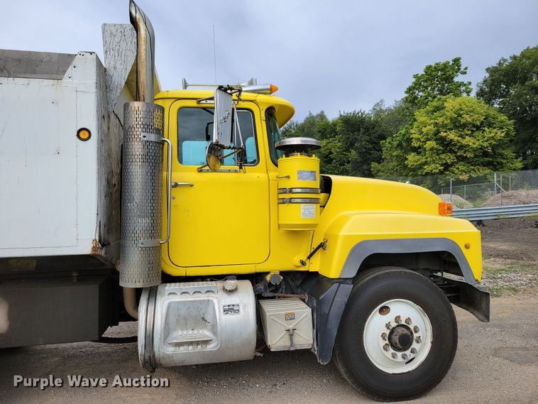 image for item DM8048 1997 Mack RD688S  dump truck