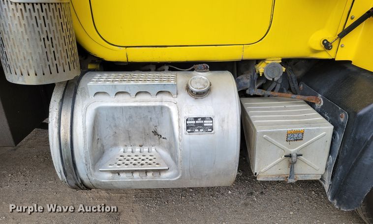 image for item DM8048 1997 Mack RD688S  dump truck