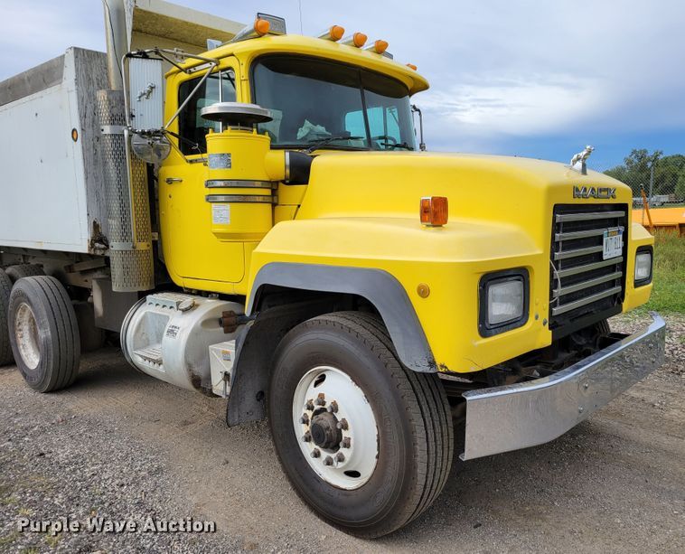 image for item DM8048 1997 Mack RD688S  dump truck