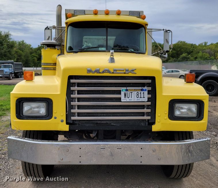 image for item DM8048 1997 Mack RD688S  dump truck