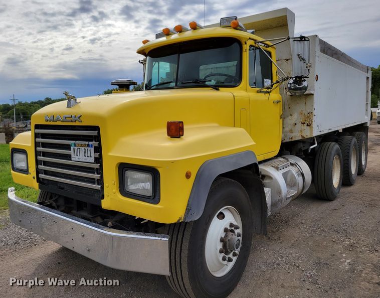 image for item DM8048 1997 Mack RD688S  dump truck