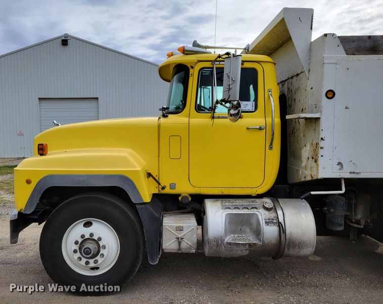 image for item DM8048 1997 Mack RD688S  dump truck
