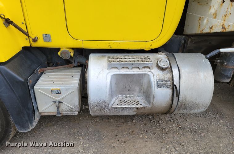 image for item DM8048 1997 Mack RD688S  dump truck