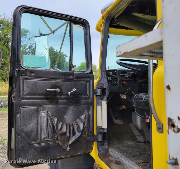 image for item DM8048 1997 Mack RD688S  dump truck