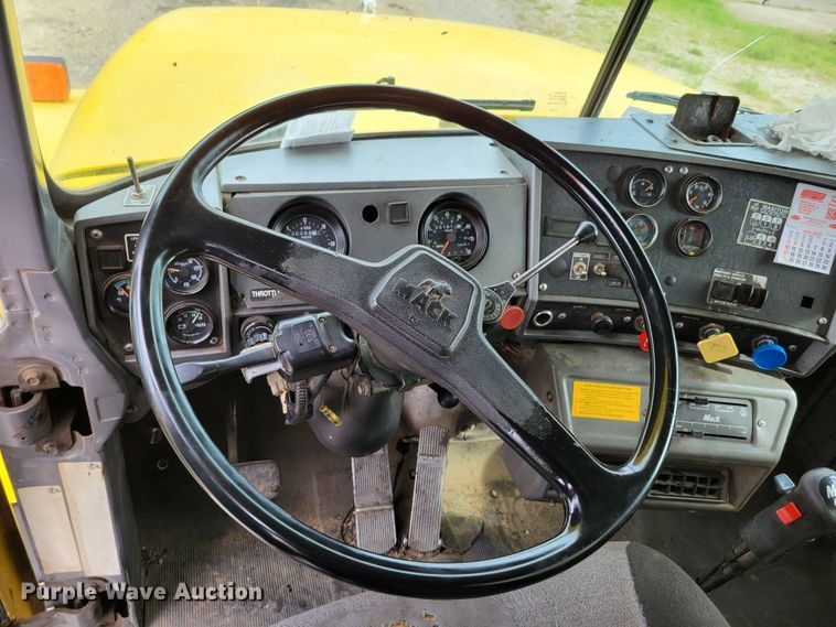 image for item DM8048 1997 Mack RD688S  dump truck