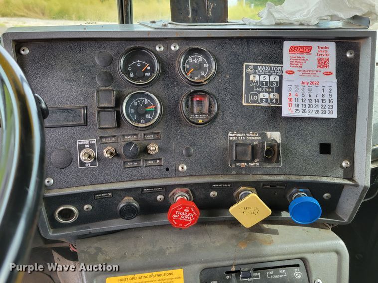 image for item DM8048 1997 Mack RD688S  dump truck