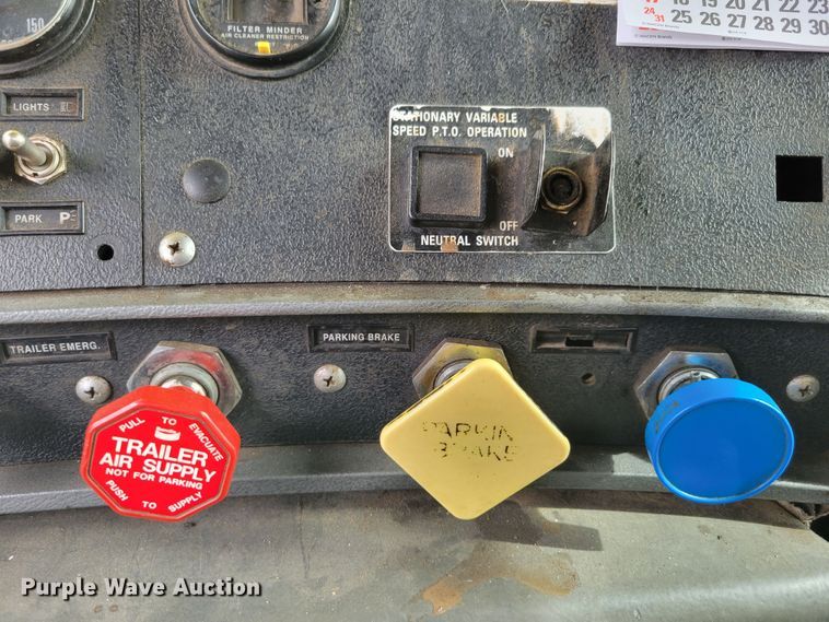 image for item DM8048 1997 Mack RD688S  dump truck