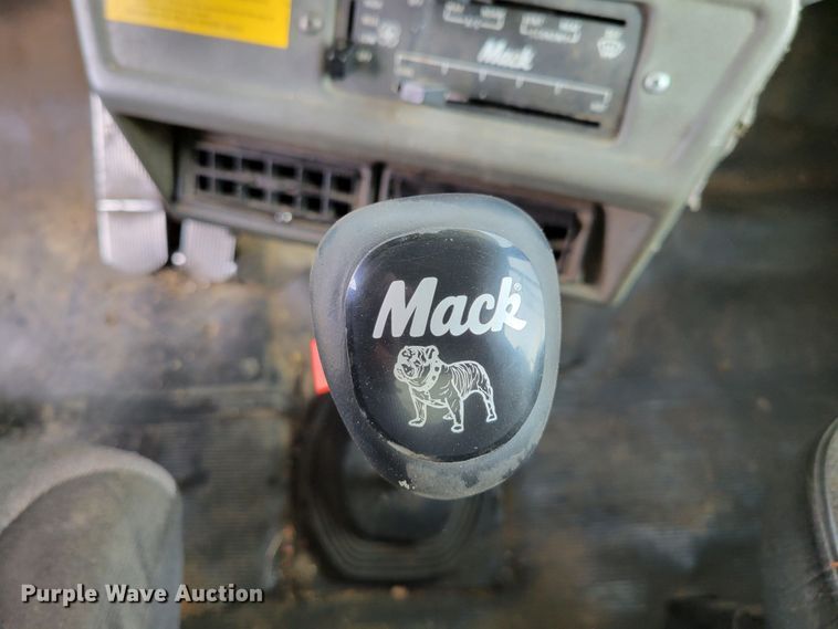image for item DM8048 1997 Mack RD688S  dump truck