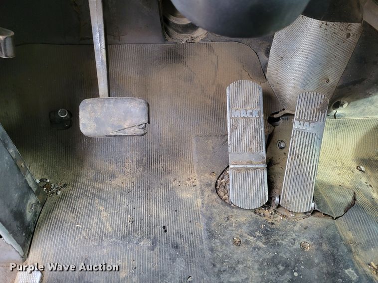 image for item DM8048 1997 Mack RD688S  dump truck