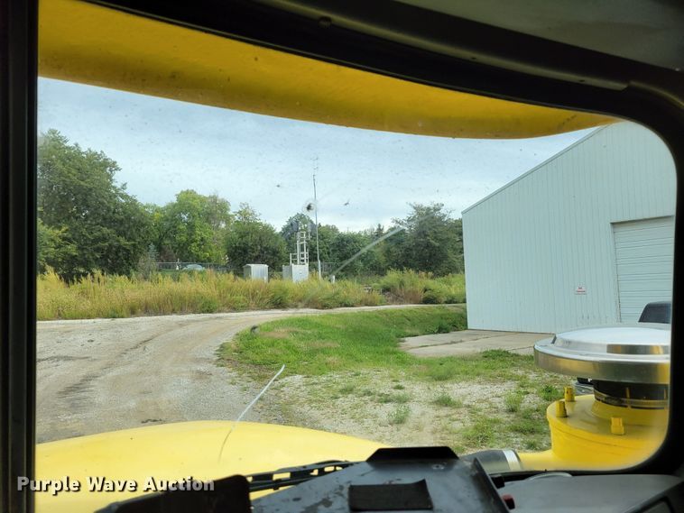 image for item DM8048 1997 Mack RD688S  dump truck