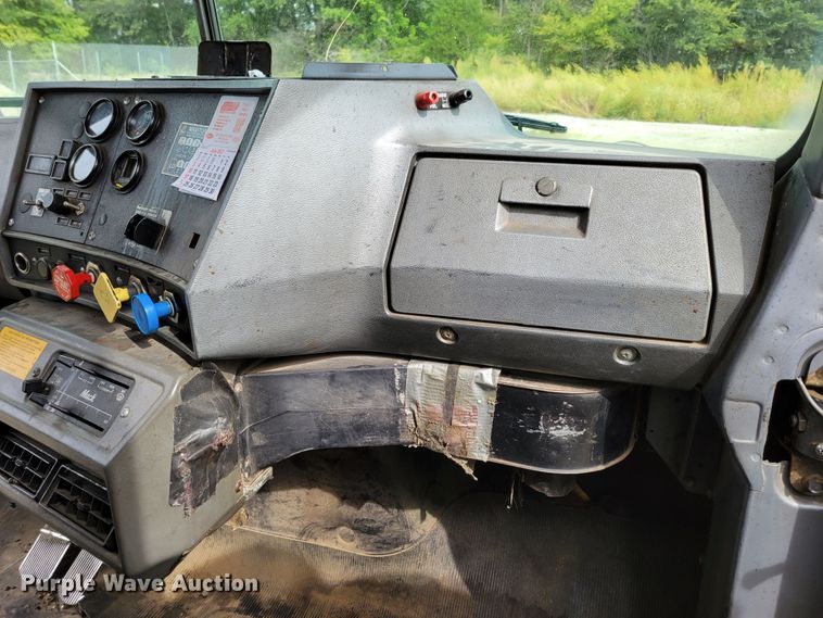 image for item DM8048 1997 Mack RD688S  dump truck