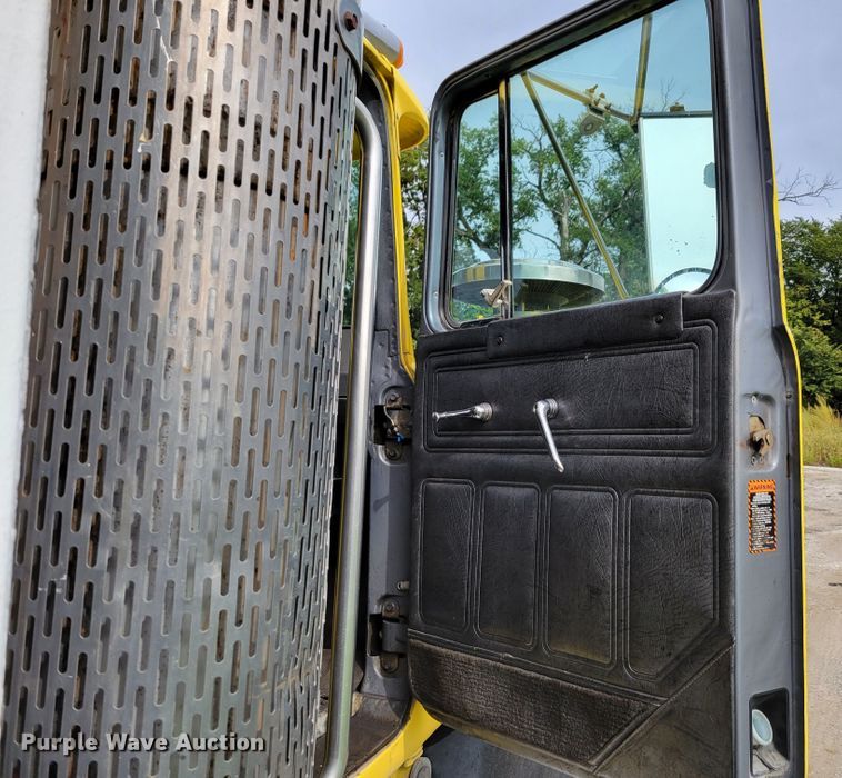 image for item DM8048 1997 Mack RD688S  dump truck