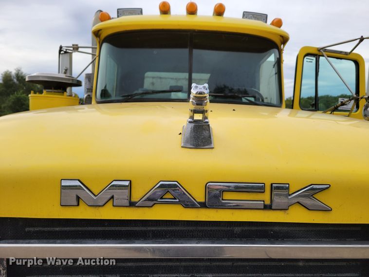 image for item DM8048 1997 Mack RD688S  dump truck