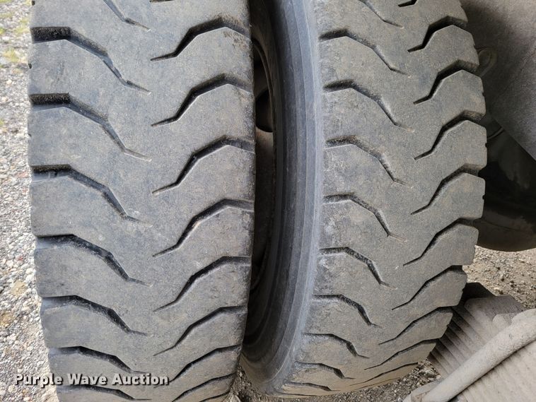 image for item DM8048 1997 Mack RD688S  dump truck