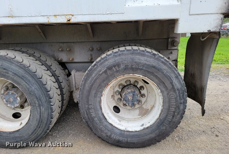 image for item DM8048 1997 Mack RD688S  dump truck