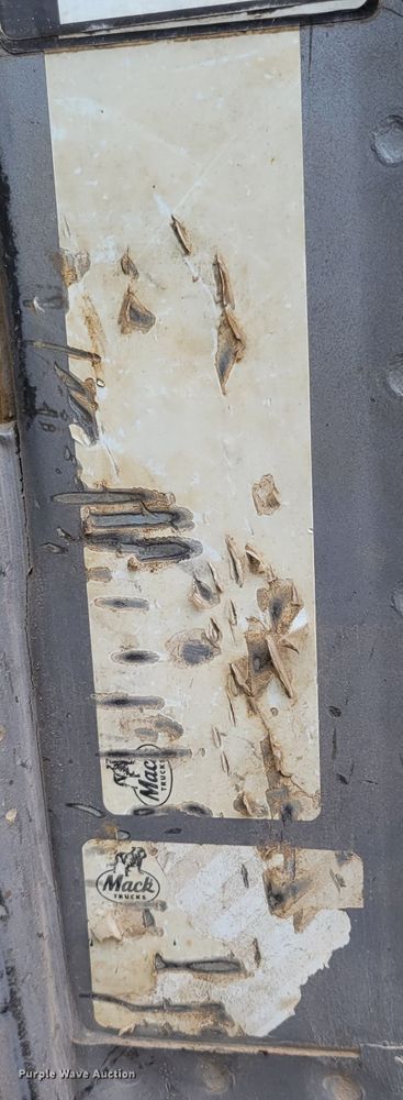 image for item DM8048 1997 Mack RD688S  dump truck