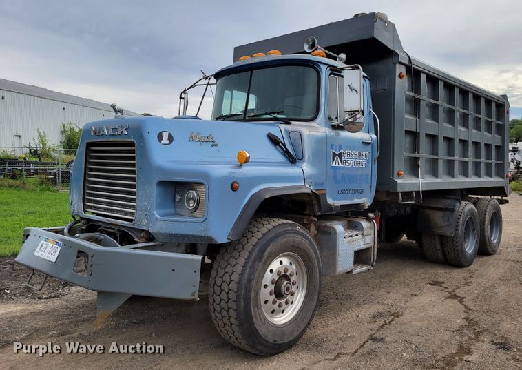 image for item DM8049 1995 Mack DM690S  dump truck