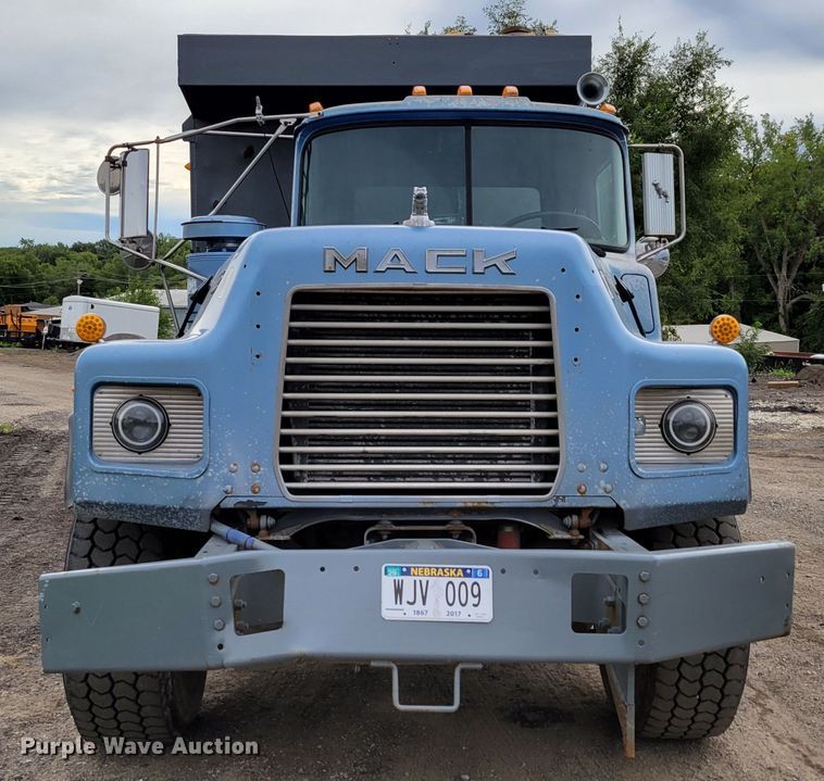 image for item DM8049 1995 Mack DM690S  dump truck