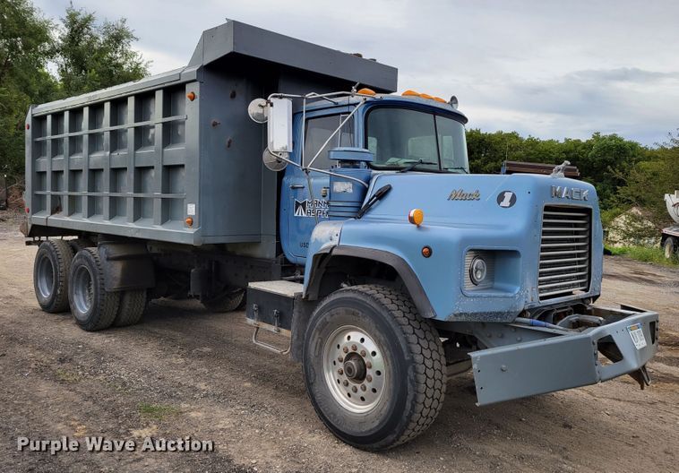 image for item DM8049 1995 Mack DM690S  dump truck