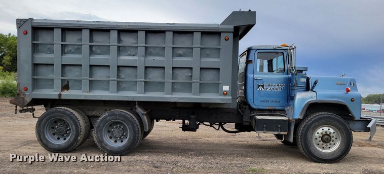 image for item DM8049 1995 Mack DM690S  dump truck