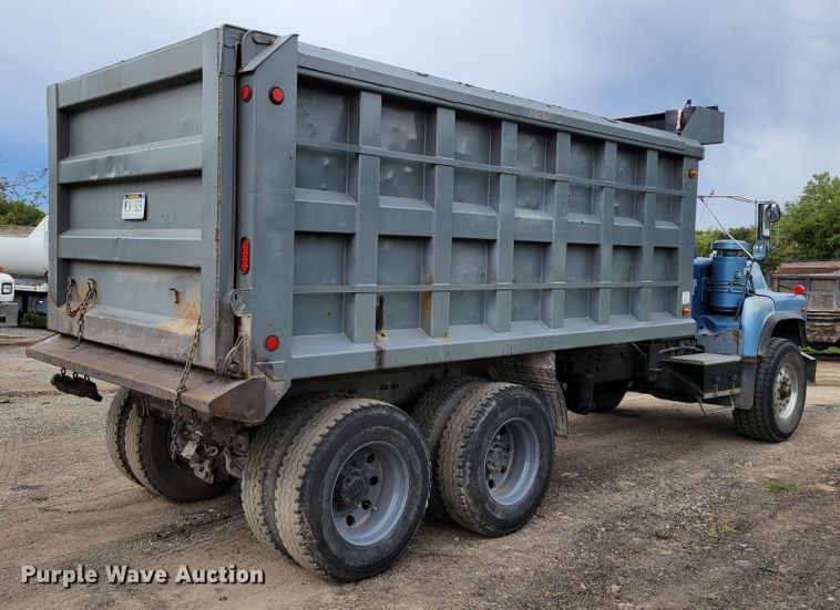 image for item DM8049 1995 Mack DM690S  dump truck