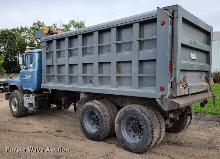 image for item DM8049 1995 Mack DM690S  dump truck