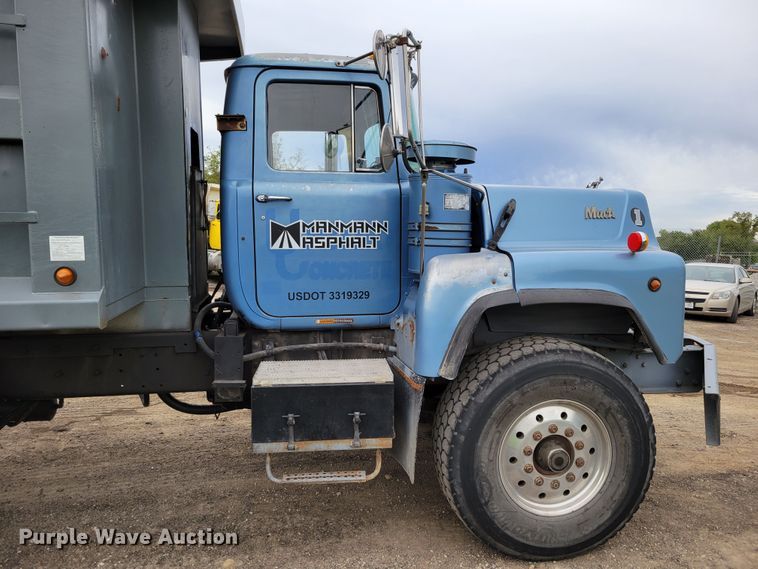 image for item DM8049 1995 Mack DM690S  dump truck