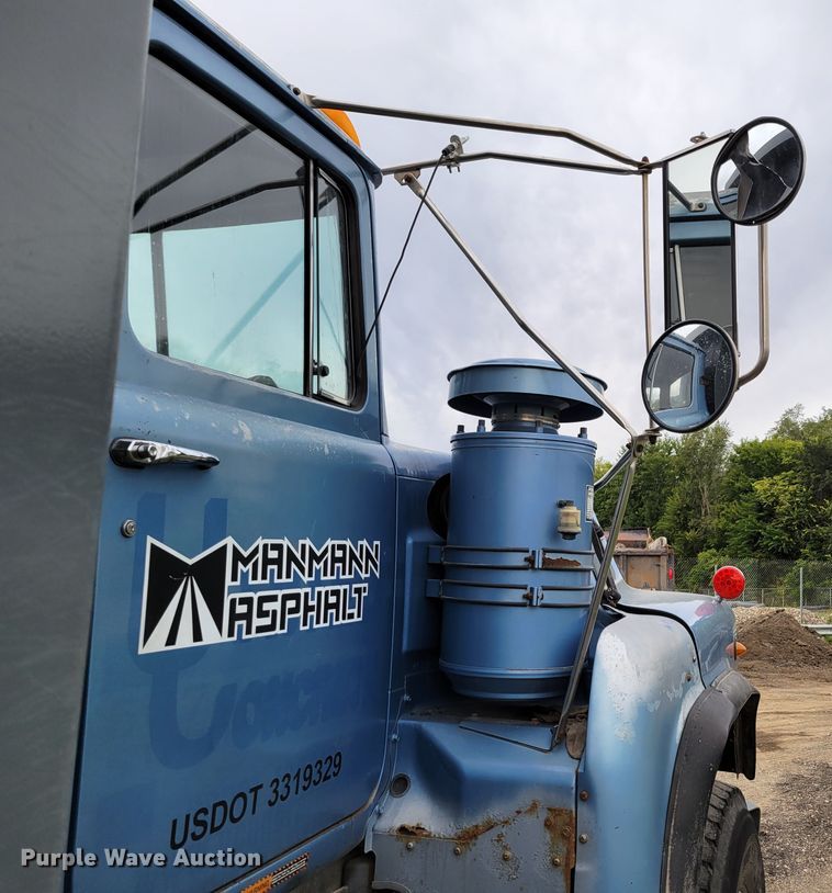 image for item DM8049 1995 Mack DM690S  dump truck