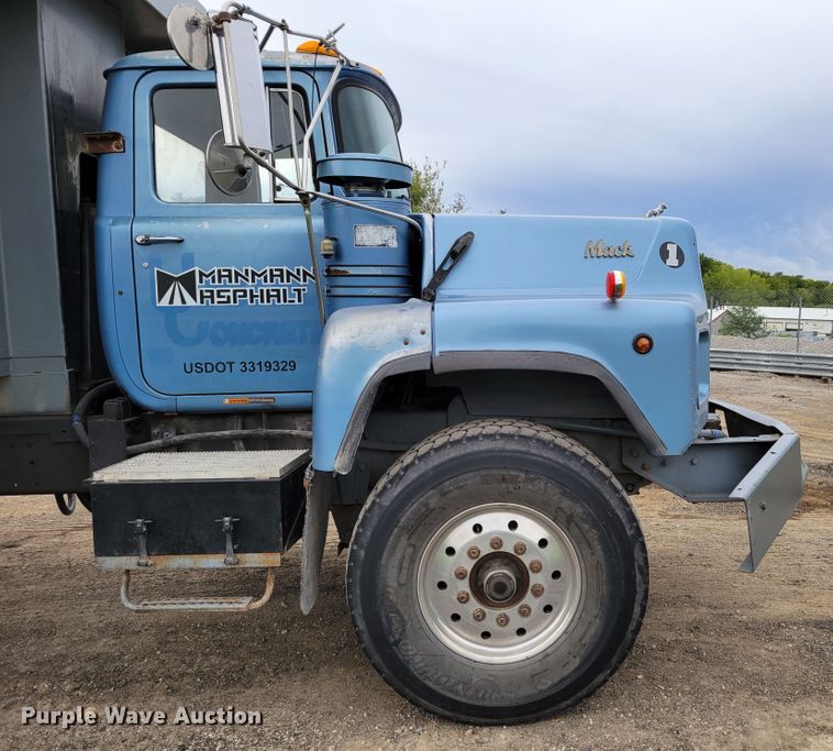image for item DM8049 1995 Mack DM690S  dump truck