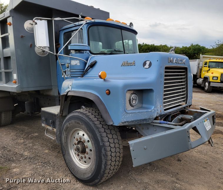 image for item DM8049 1995 Mack DM690S  dump truck