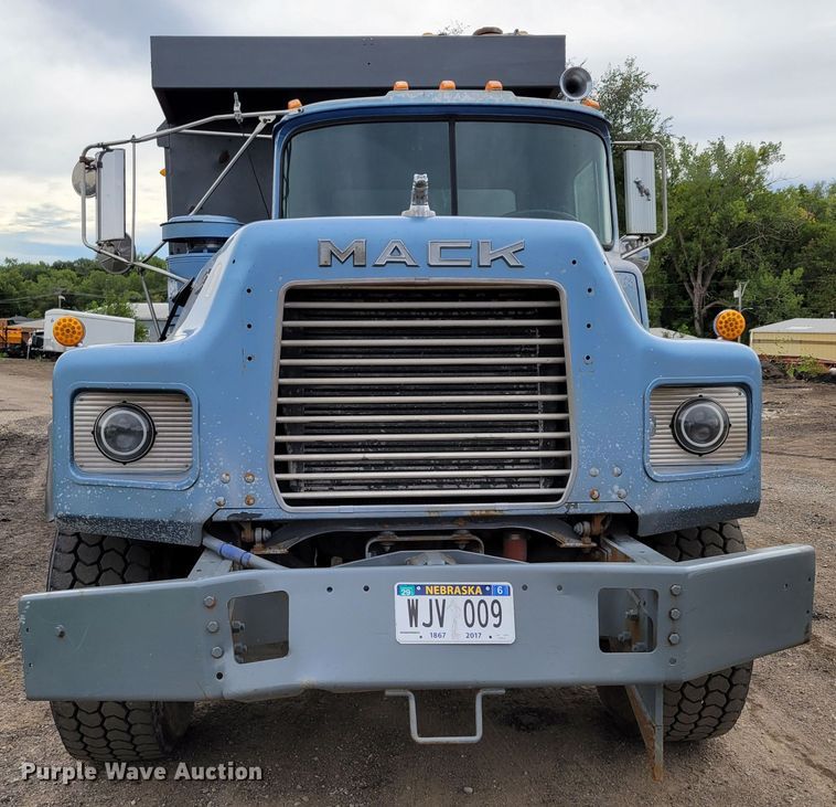image for item DM8049 1995 Mack DM690S  dump truck