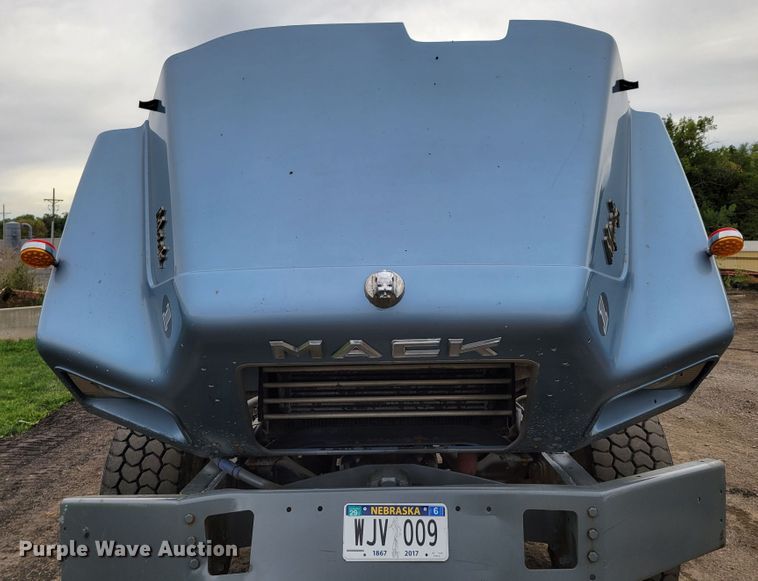 image for item DM8049 1995 Mack DM690S  dump truck