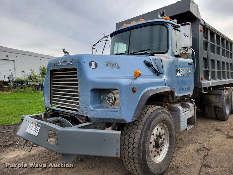 image for item DM8049 1995 Mack DM690S  dump truck