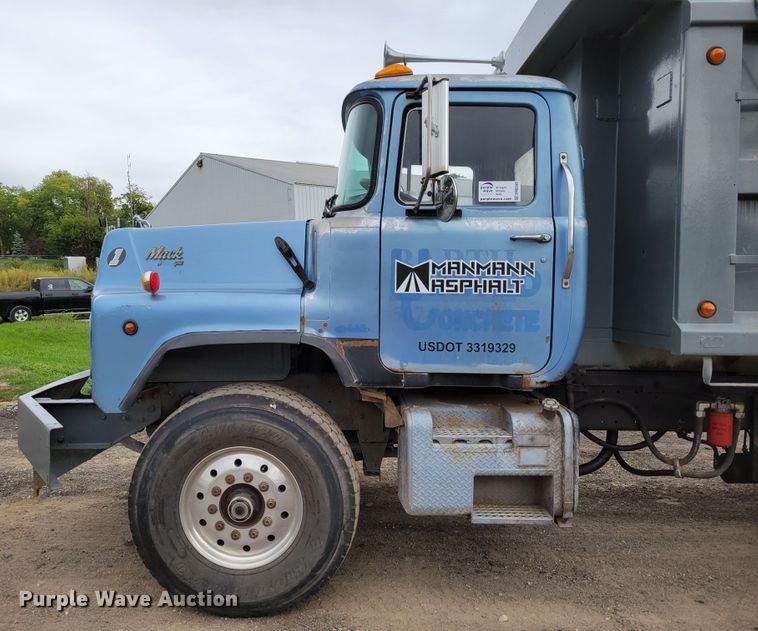 image for item DM8049 1995 Mack DM690S  dump truck