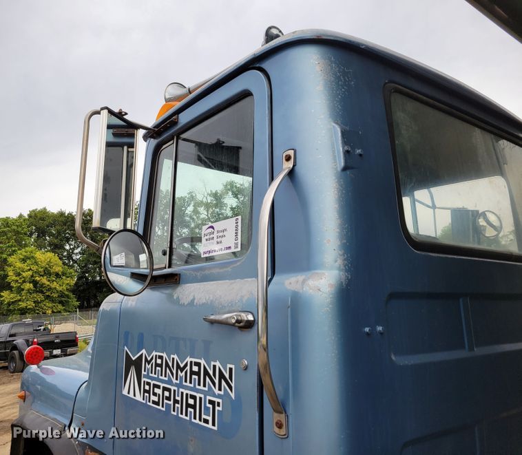 image for item DM8049 1995 Mack DM690S  dump truck