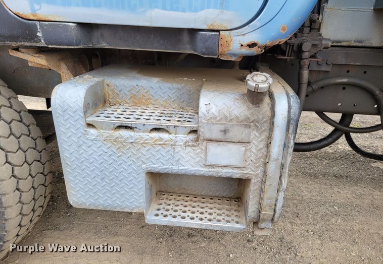 image for item DM8049 1995 Mack DM690S  dump truck