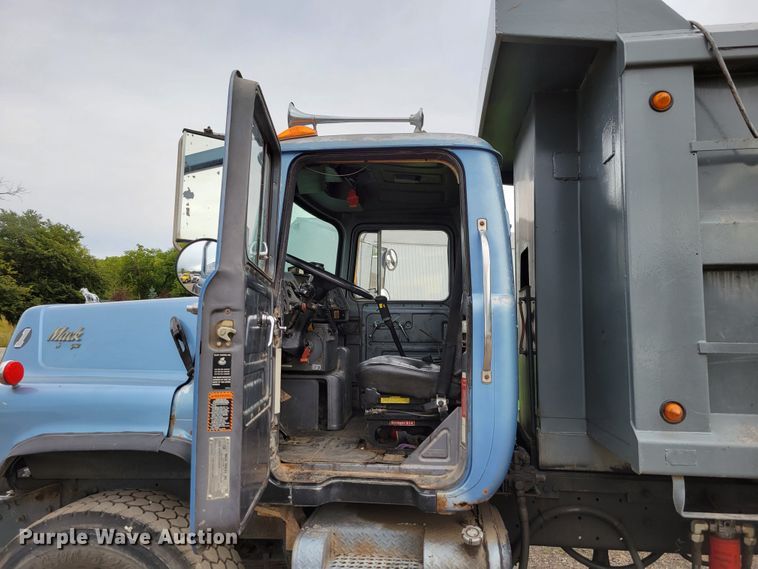 image for item DM8049 1995 Mack DM690S  dump truck