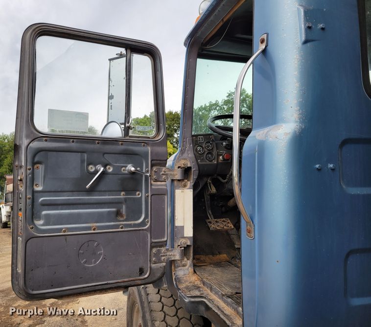 image for item DM8049 1995 Mack DM690S  dump truck