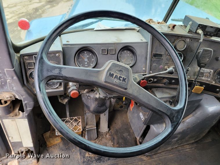 image for item DM8049 1995 Mack DM690S  dump truck