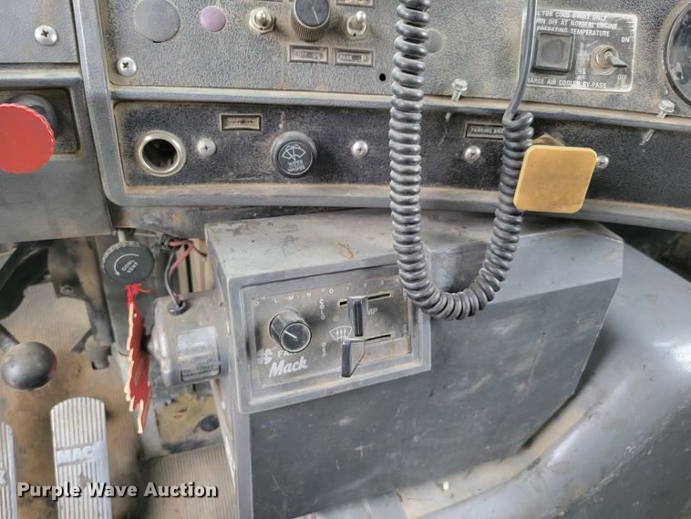 image for item DM8049 1995 Mack DM690S  dump truck