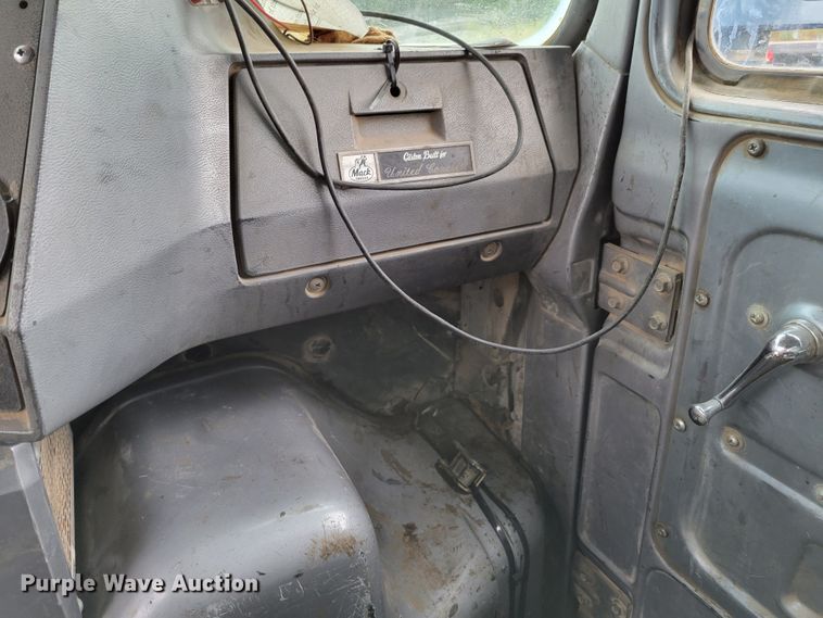 image for item DM8049 1995 Mack DM690S  dump truck