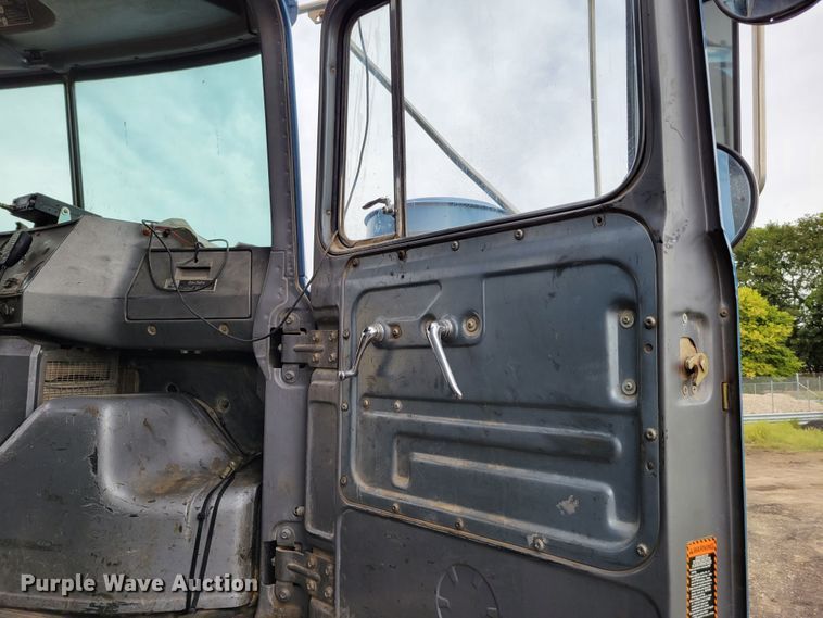 image for item DM8049 1995 Mack DM690S  dump truck