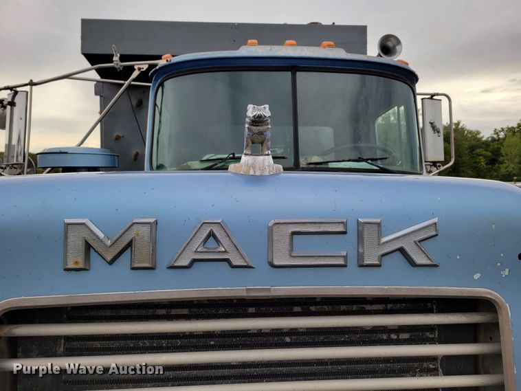image for item DM8049 1995 Mack DM690S  dump truck