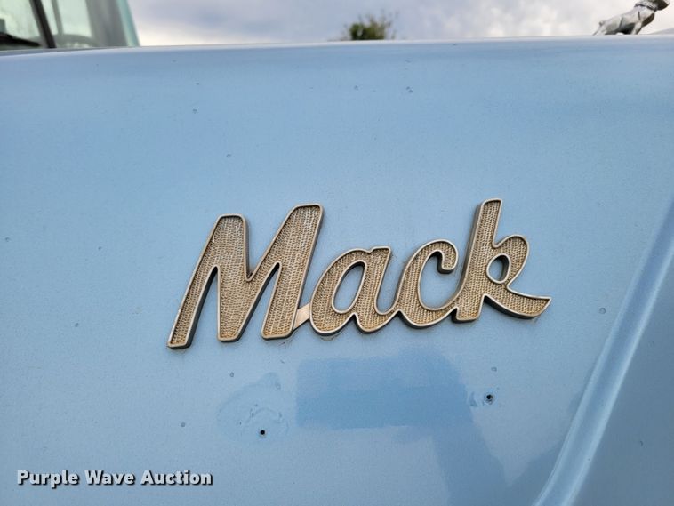 image for item DM8049 1995 Mack DM690S  dump truck