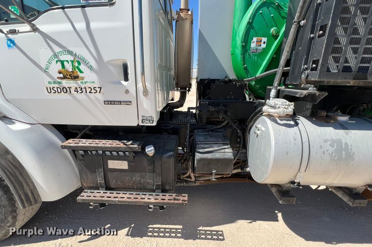 image for item DO8736 2002 Sterling L9500  hydrovac truck