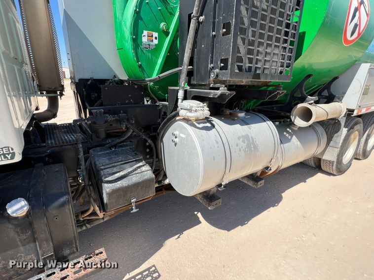 image for item DO8736 2002 Sterling L9500  hydrovac truck