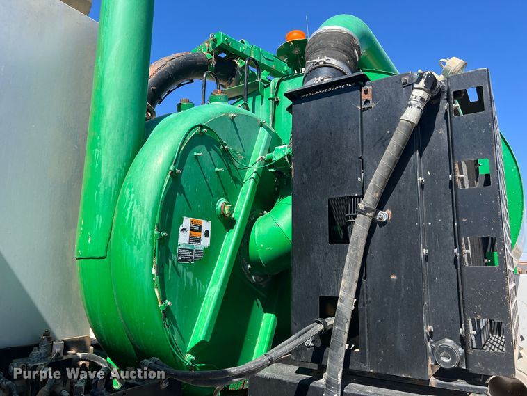 image for item DO8736 2002 Sterling L9500  hydrovac truck