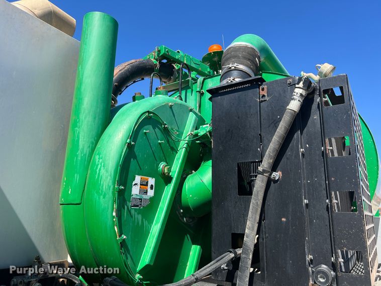 image for item DO8736 2002 Sterling L9500  hydrovac truck