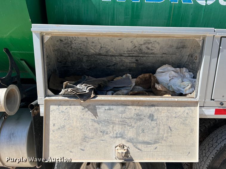 image for item DO8736 2002 Sterling L9500  hydrovac truck